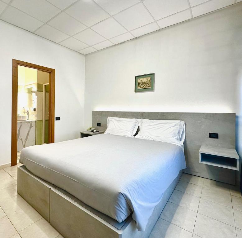 Postel nebo postele na pokoji v ubytování Hotel Leonardo
