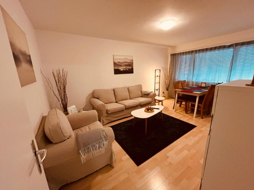 Posezení v ubytování 3-Room Apartment for Business Travelers or Familie, Free WiFi & TV with 100 Countries, DAZN, Sky, Netflix & Disney