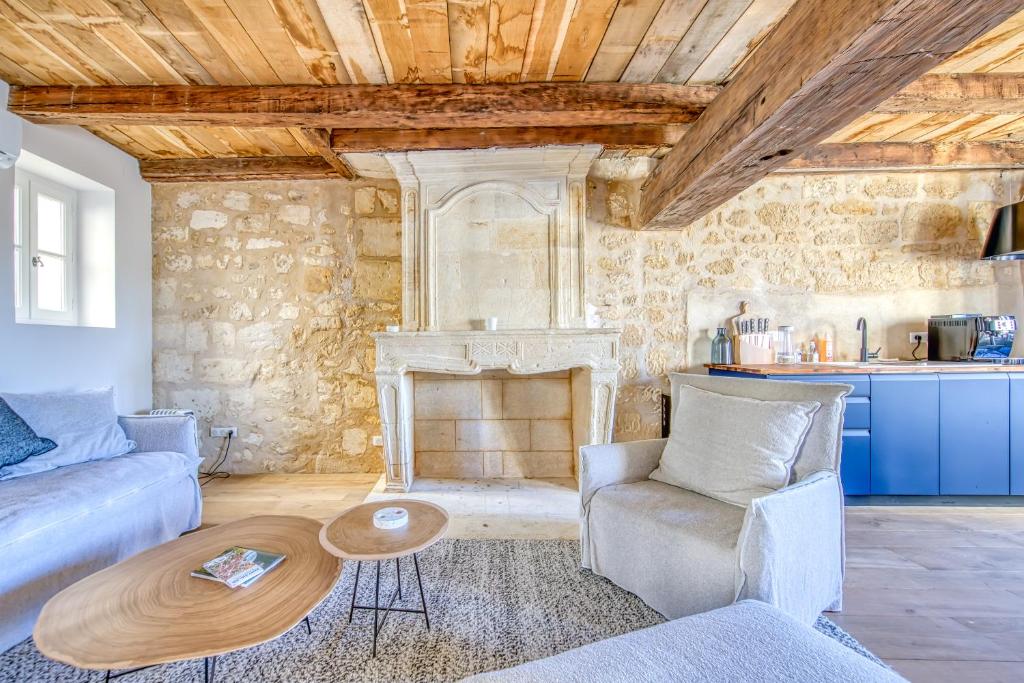un salon avec un canapé et une table dans l'établissement L'escale Bigaroux, à Saint-Émilion