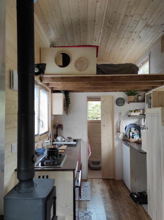 Kuchyň nebo kuchyňský kout v ubytování Camping Les Granges Bas - Tiny House - Lodges - Mobilhomes