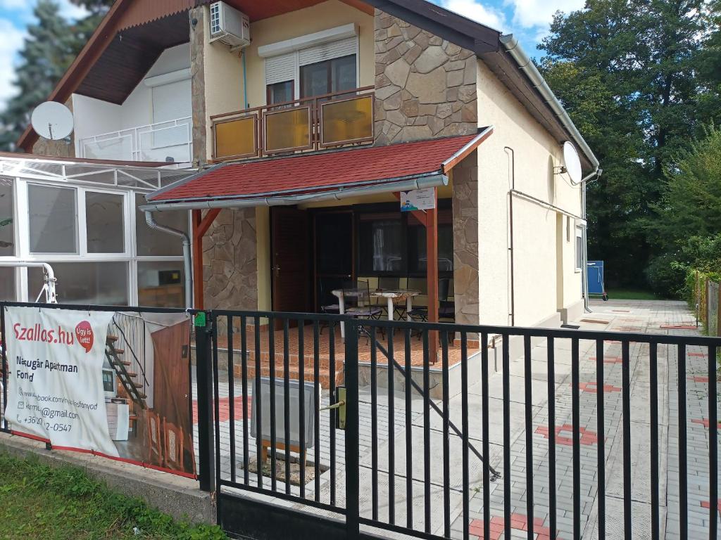 A whole holiday house with a garden in Fonyod for 2-10 persons 8640 Fonyód, Szivárvány utca kép - 1