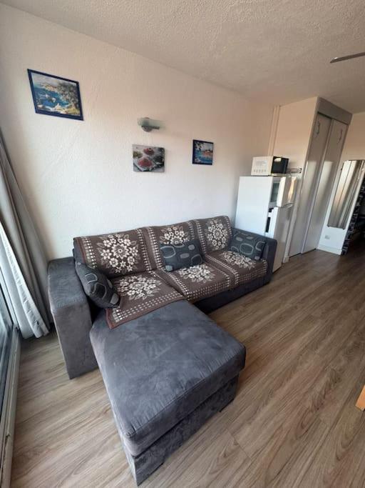 - un salon avec un canapé et un réfrigérateur dans l'établissement Appartement - Cap d'Agde, au Cap d'Agde