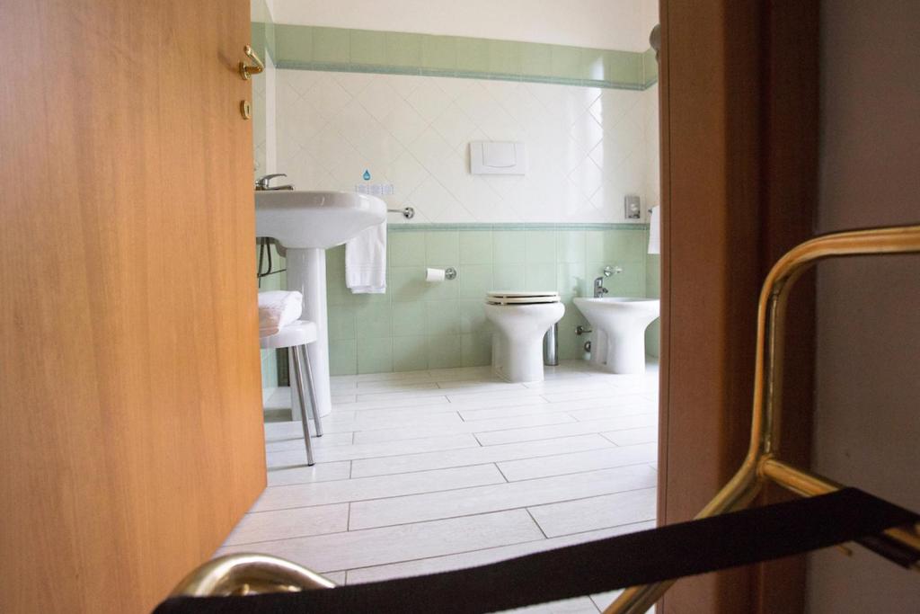 Koupelna v ubytování Hotel Leonardo