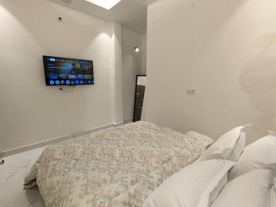 Postel nebo postele na pokoji v ubytování Cozy 1 BHK Condo with amenities