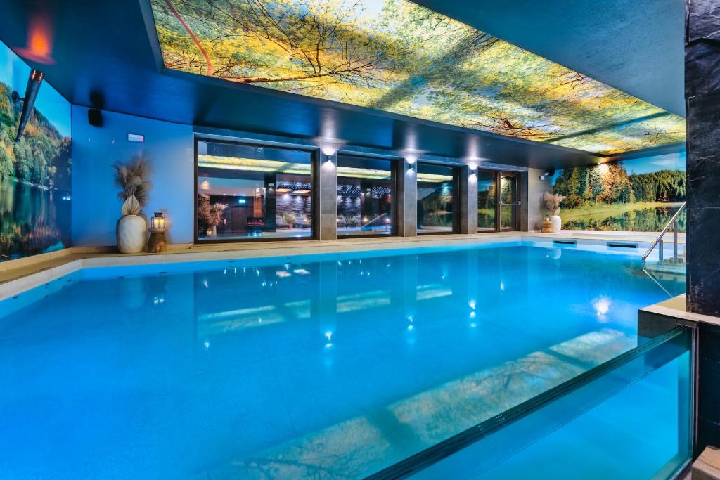 Bazén v ubytování Złoty Groń Resort & Spa nebo v jeho okolí