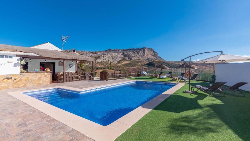 Bazén v ubytovaní Casa La Pradera Antequera by Ruralidays alebo v jeho blízkosti