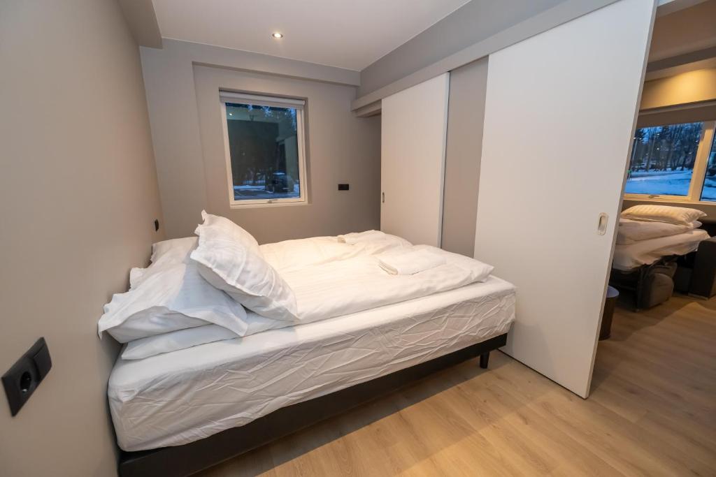 Postel nebo postele na pokoji v ubytování Storigardur Premium Apartments