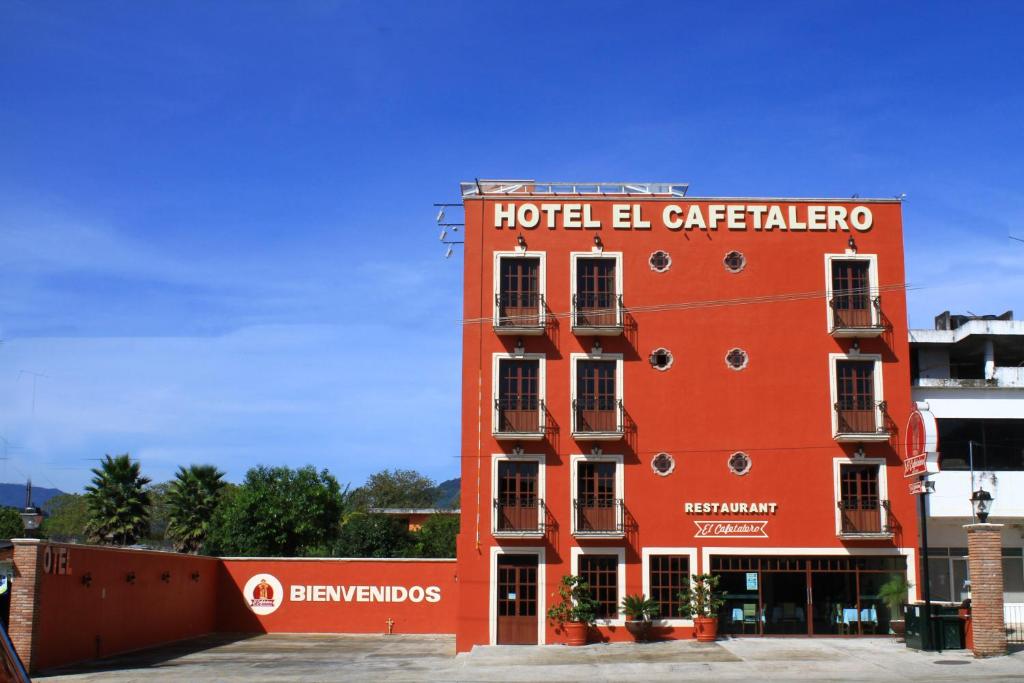 een rood gebouw met een hotel el centro bij Hotel El Cafetalero in Xicotepec de Juárez