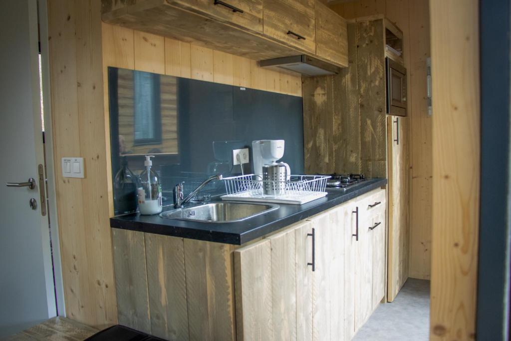 Kuchyň nebo kuchyňský kout v ubytování Camping Les Granges Bas - Tiny House - Lodges - Mobilhomes