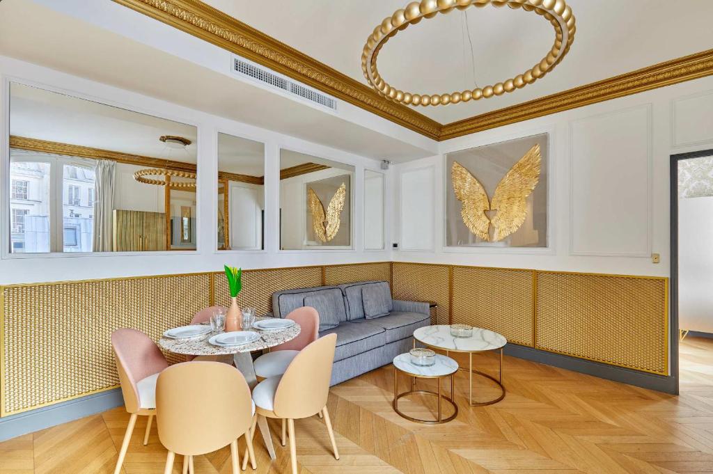 un salon avec un canapé et une table dans l'établissement Appartements Champs Elysées - Avenue Montaigne by Studio Prestige, à Paris