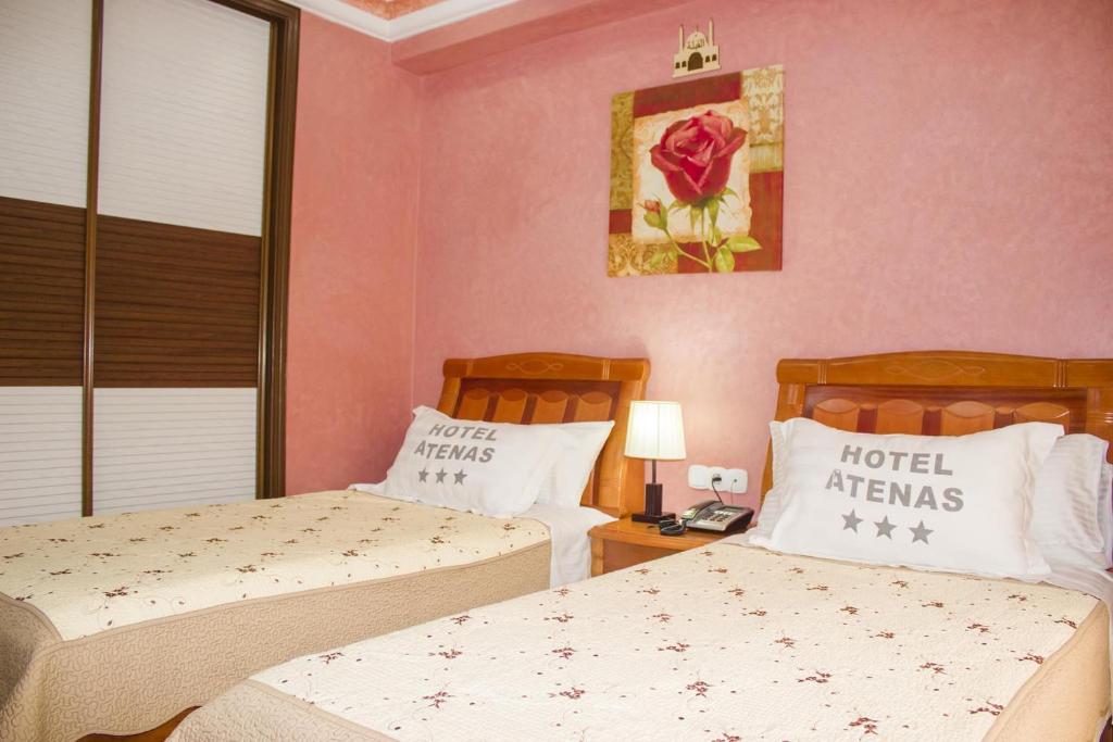 Voodi või voodid majutusasutuse Hôtel Atenas toas
