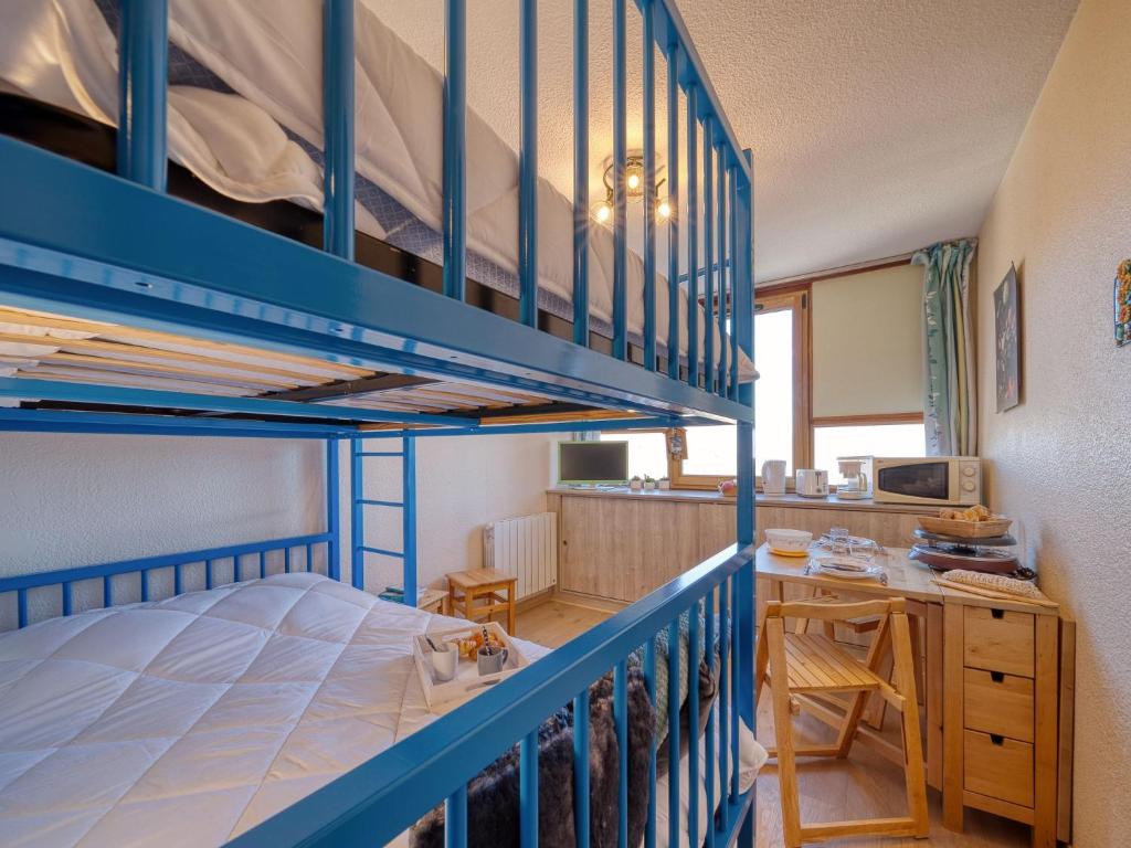 une chambre avec un lit superposé et un bureau dans l'établissement Studio Vostok Zodiaque-94 by Interhome, au Corbier