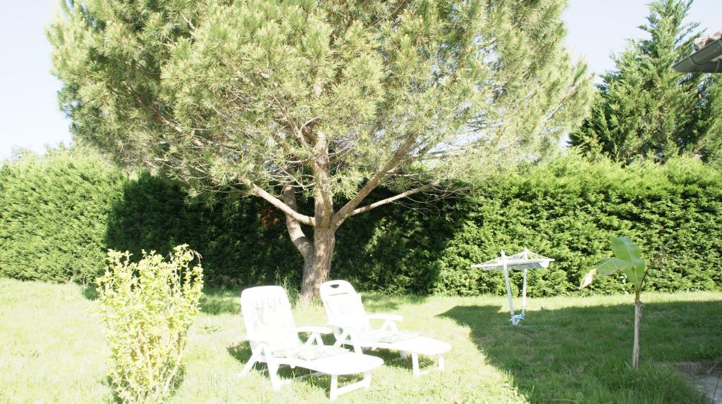 Taman di luar La Maison des Hirondelles, piscine, billard, ping pong, 3 terrasses et jardin