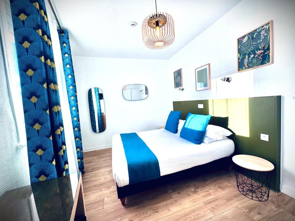 Postel nebo postele na pokoji v ubytování Hôtel Jules