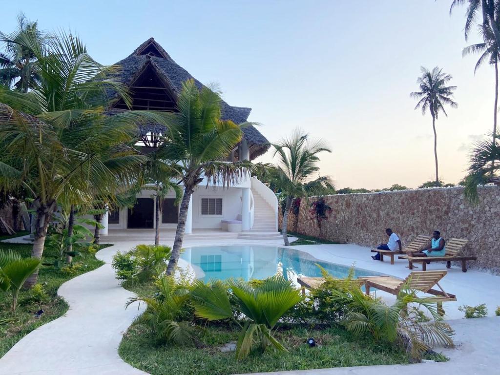 Bazén v ubytování Blue Diamond Villa Watamu nebo v jeho okolí
