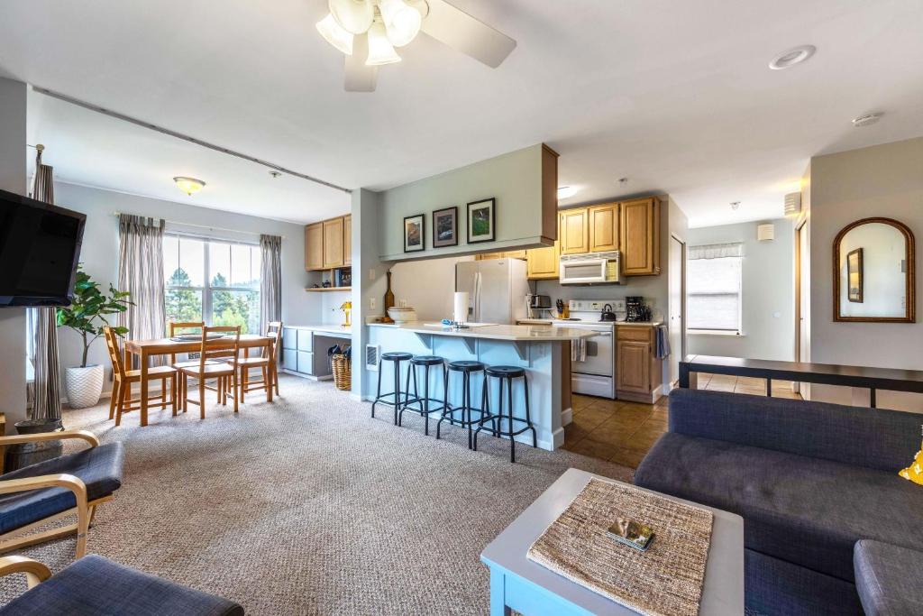 a living room with a couch and a kitchen at 28 Lodge in Hood River
