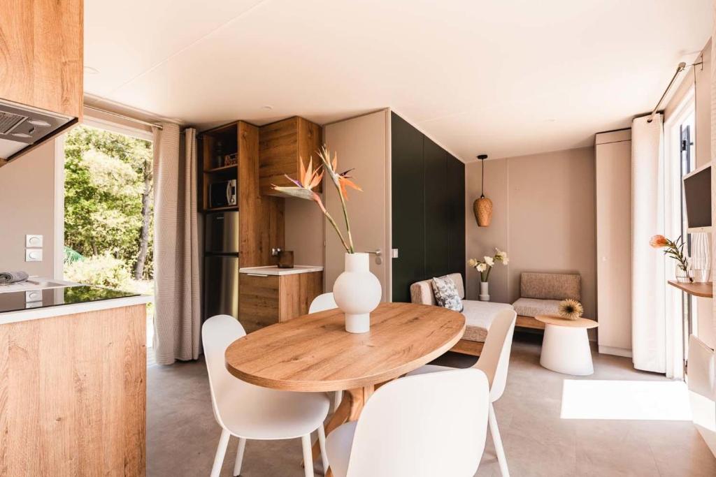 Cucina o angolo cottura di Camping Familial - Parc Aquatique - Grande Aire de Jeux à la Montagne