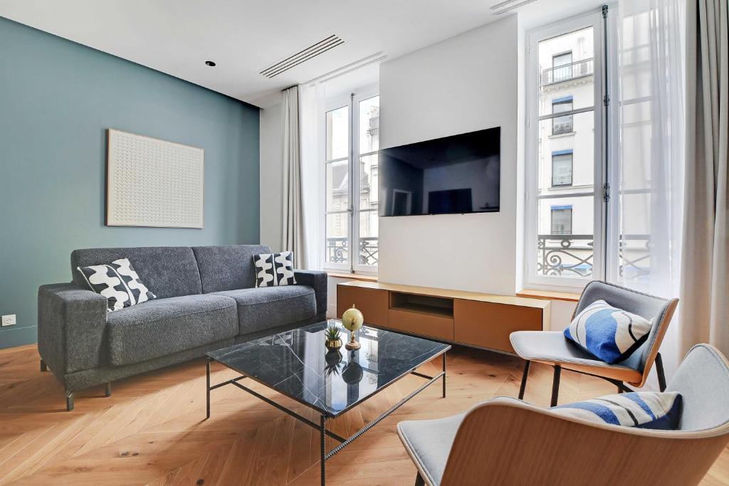 un salon avec un canapé et une télévision dans l'établissement Welcoming apartment - 2BR-6P - Opera, à Paris