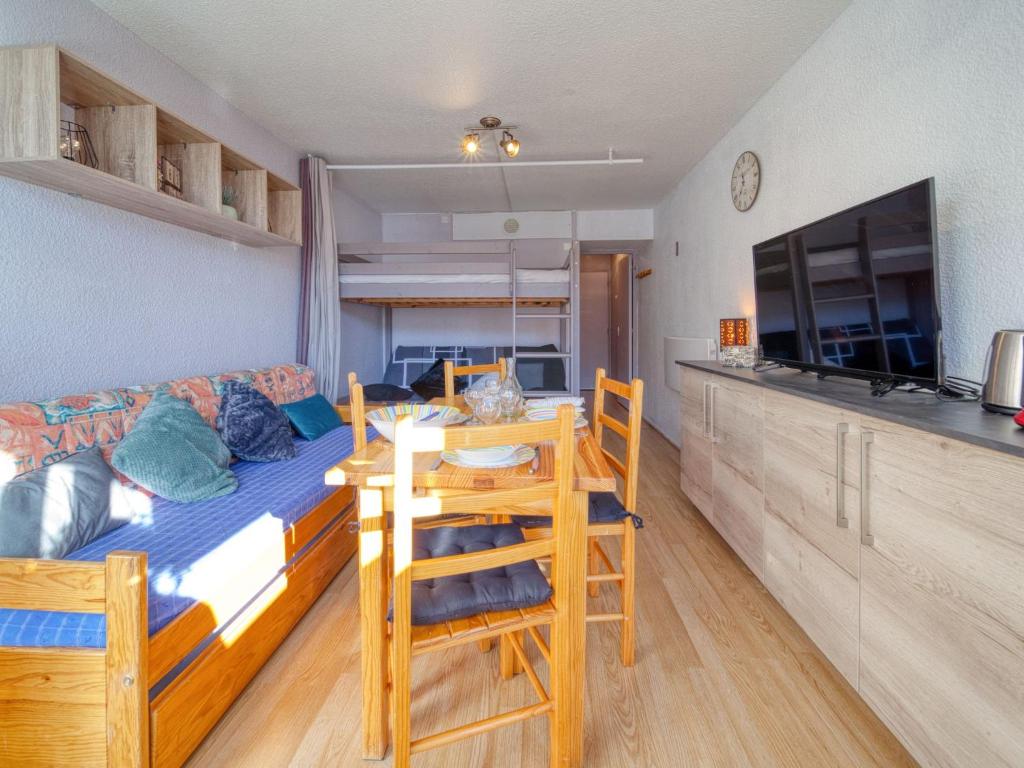 Cette chambre comprend un lit, une table et un canapé. dans l'établissement Studio Soyouz Vanguard-102 by Interhome, au Corbier