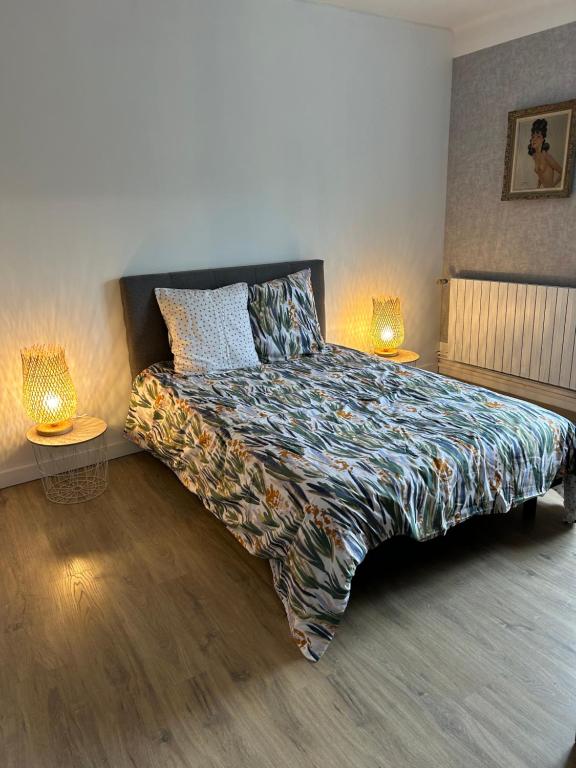 une chambre avec un grand lit avec deux lampes dans l'établissement Gîtes à Gavray, à Gavray