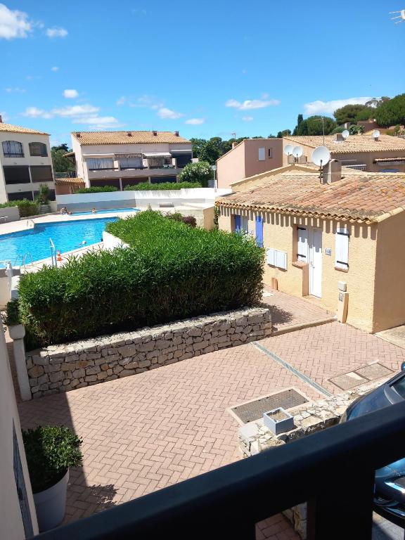 d'un balcon avec vue sur la piscine. dans l'établissement Cap Agde studio rénové piscine, au Cap d'Agde
