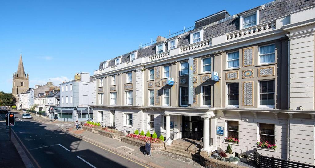 セント・ヘリア・ジャージーにあるBest Western Royal Hotelの市通路脇の建物