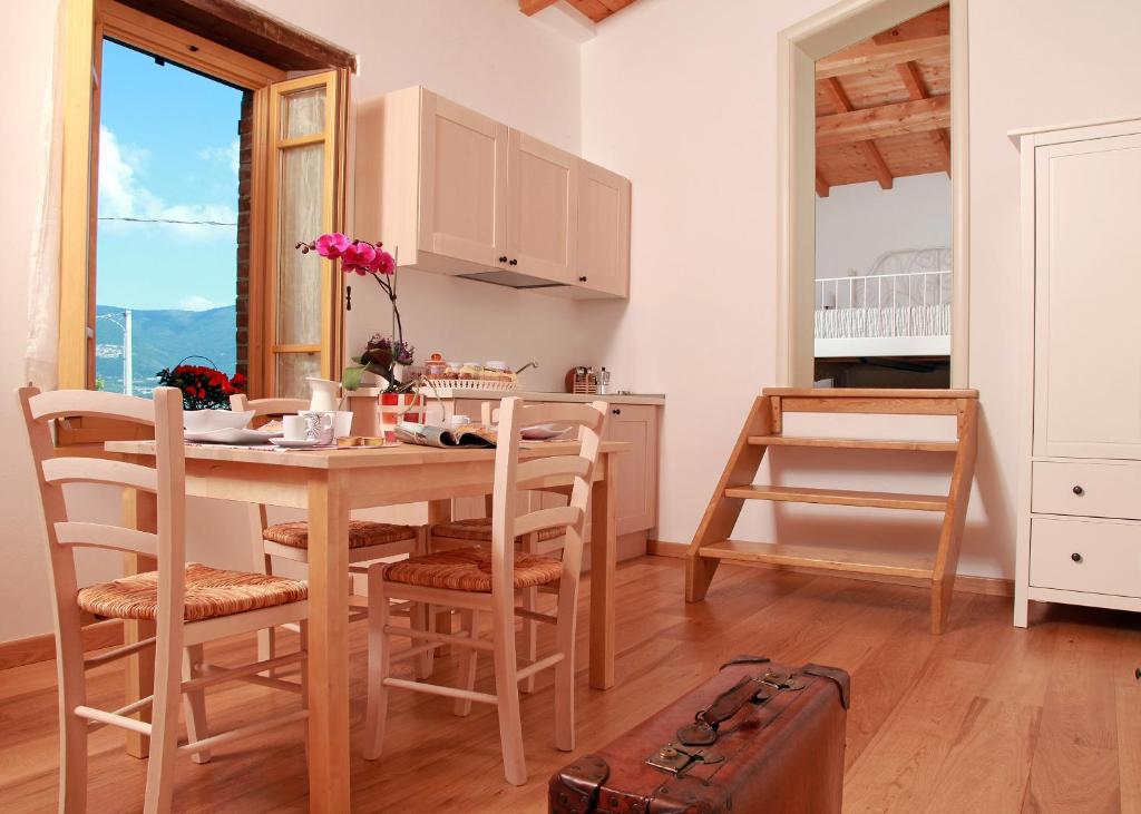 Kuchyň nebo kuchyňský kout v ubytování Agriturismo la Scala