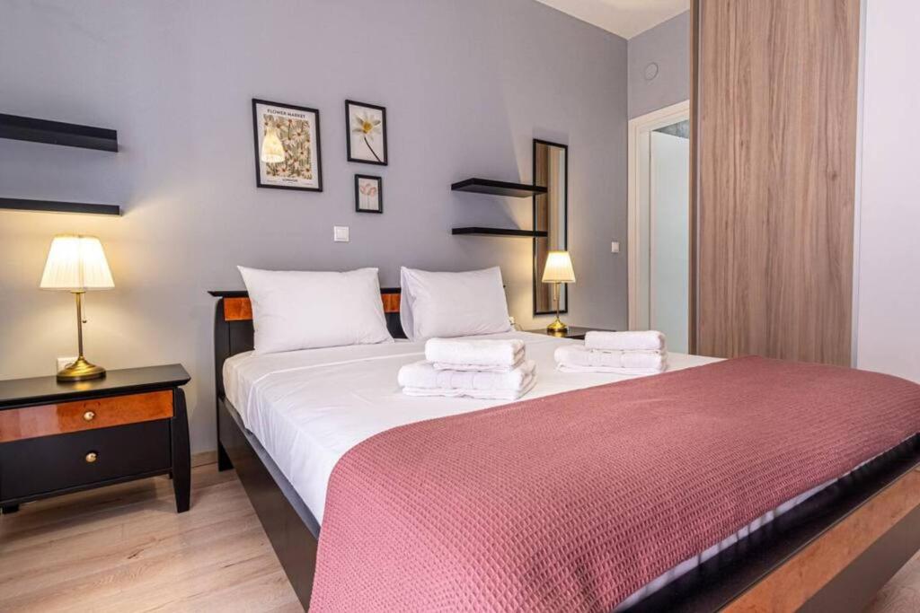 Postel nebo postele na pokoji v ubytování Seren- Coastal Road Apartment