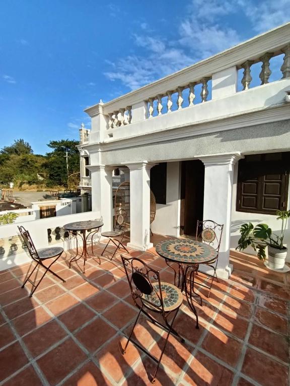 un patio con sedie e tavoli all'interno di una casa di 八八金歐王金城洋樓古厝民宿 a Jinsha