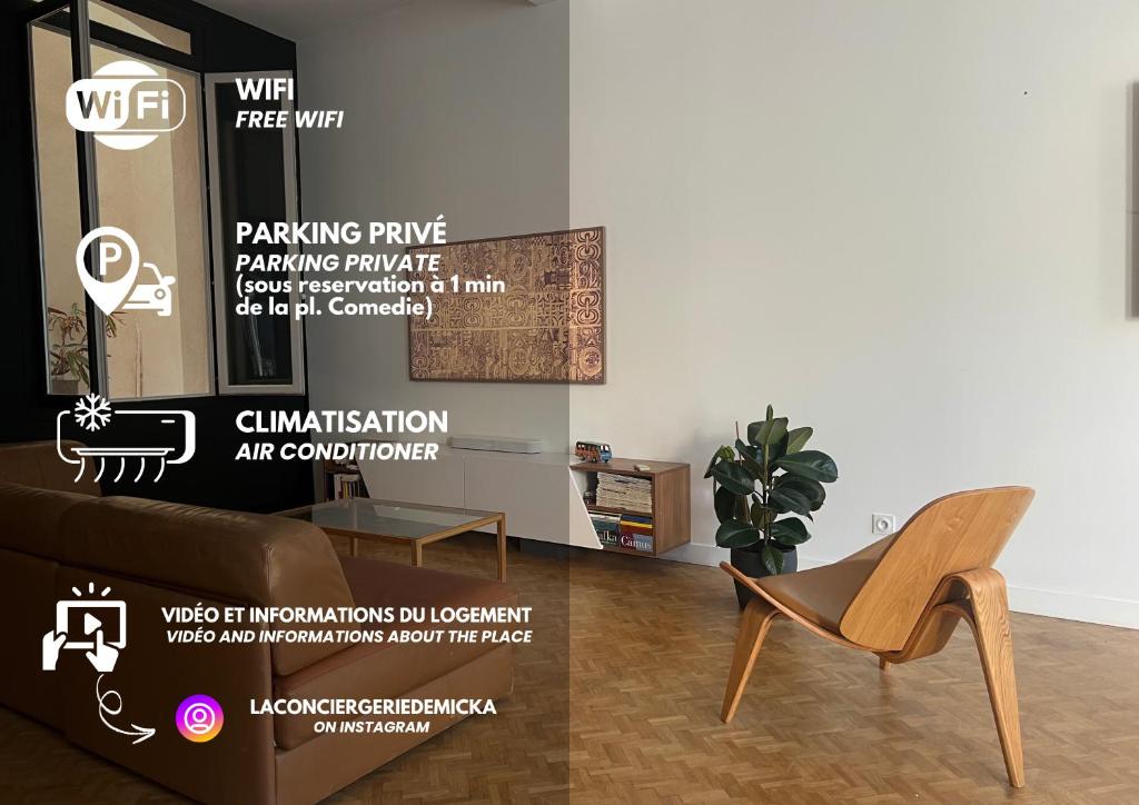 - un lit à baldaquin dans le salon avec un canapé et une chaise dans l'établissement Le San Luis Obispo, à Montpellier