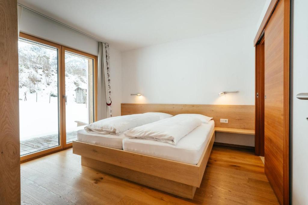 Postel nebo postele na pokoji v ubytování Landhaus Valfontana