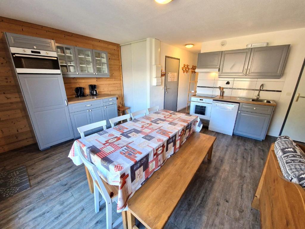 une cuisine avec une table et des boîtes dans l'établissement Appartement 3 Pièces + Cabine 8/10 Pers. - Cœur de Station, Proche Pistes et Commerces, 55m² - FR-1-265-191, à Valfréjus
