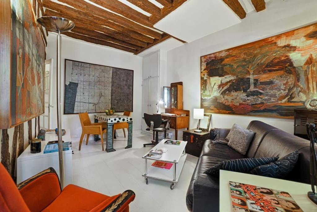 un salon avec un canapé et une table dans l'établissement Artistic apartment in Paris 12, à Paris