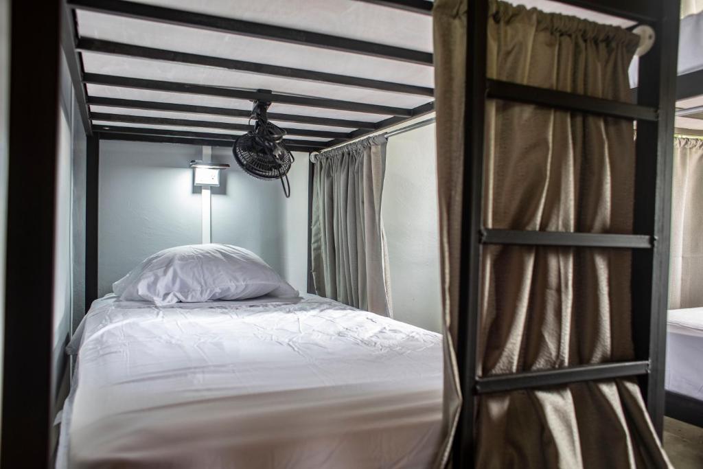 Postel nebo postele na pokoji v ubytování Argdivan Beach Hostel