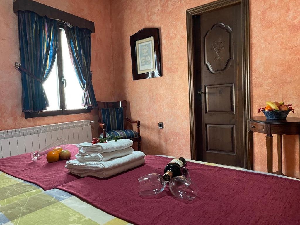 Cama o camas de una habitación en La Posada del Hidalgo de Alarcón