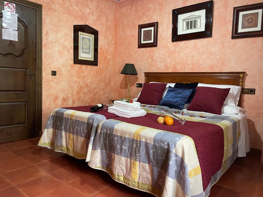 Cama o camas de una habitación en La Posada del Hidalgo de Alarcón