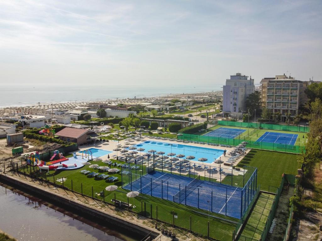 Bazén v ubytování Hotel Baya - in centro, sul mare nebo v jeho okolí