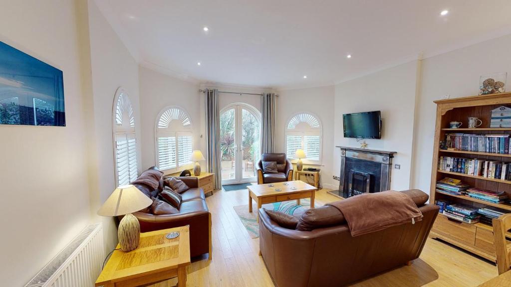 シドマスにあるThe Crows Nestのリビングルーム(椅子2脚、暖炉付)