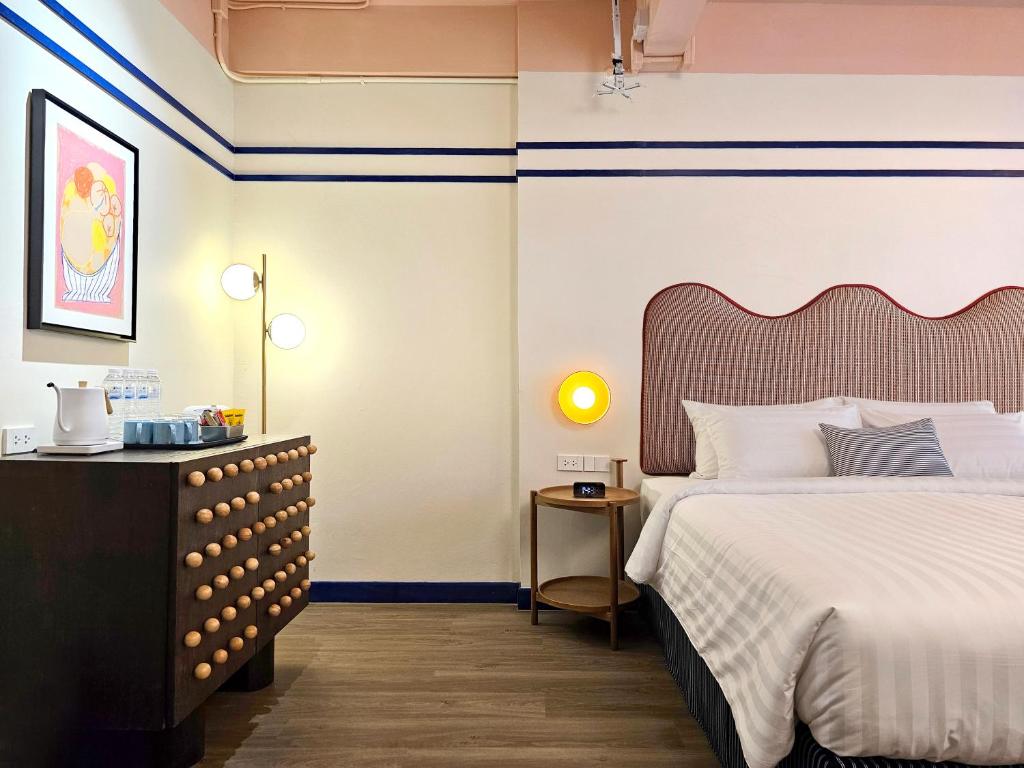 Giường trong phòng chung tại Blu Dock Restel Bangkok