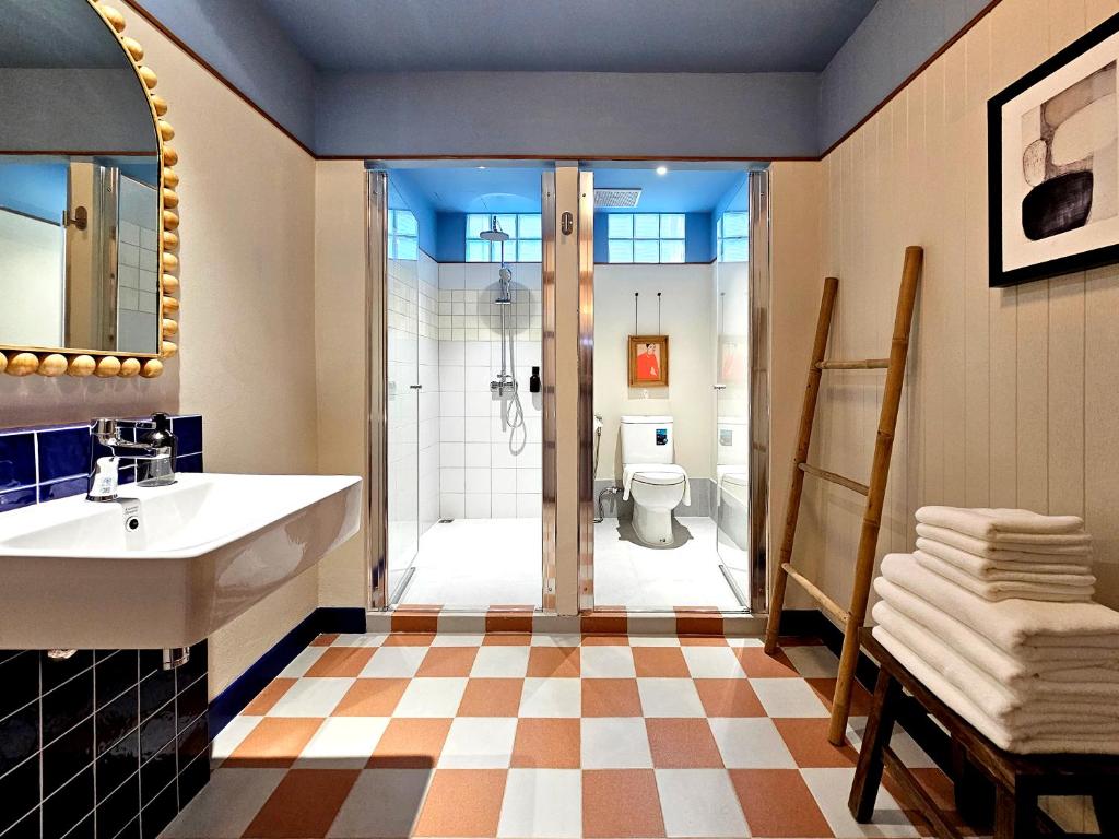 Phòng tắm tại Blu Dock Restel Bangkok