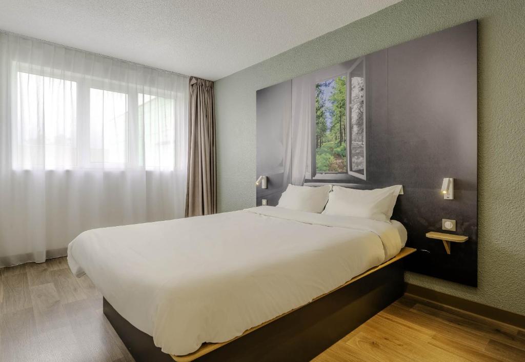 Postel nebo postele na pokoji v ubytování B&B HOTEL Cambrai