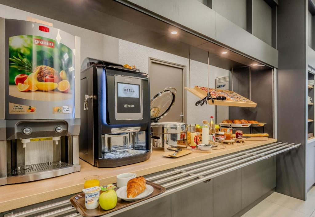 Kuchyň nebo kuchyňský kout v ubytování B&B HOTEL Cambrai