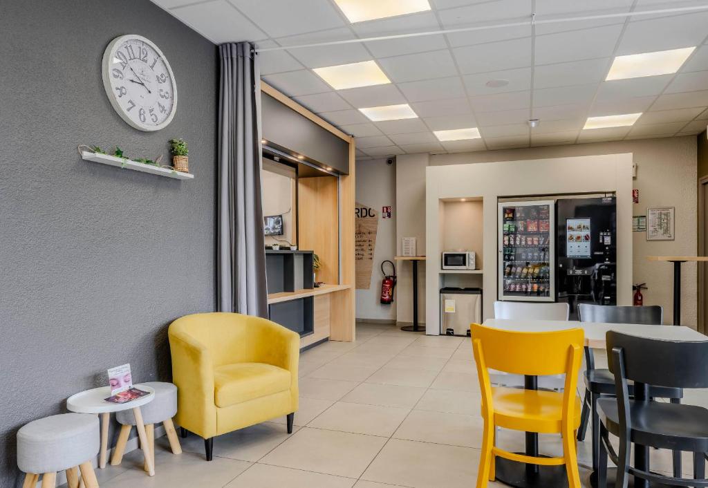 Kuchyň nebo kuchyňský kout v ubytování B&B HOTEL Cambrai