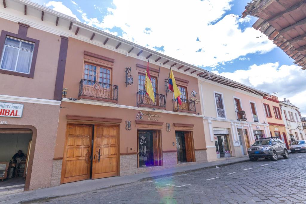 um edifício ao lado de uma rua em Alejandrina Hotel em Cuenca