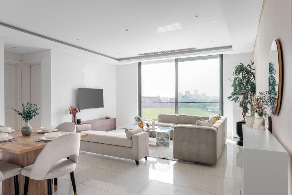 Una sala de estar con muebles blancos y una gran ventana. en Carrara, en Lagos