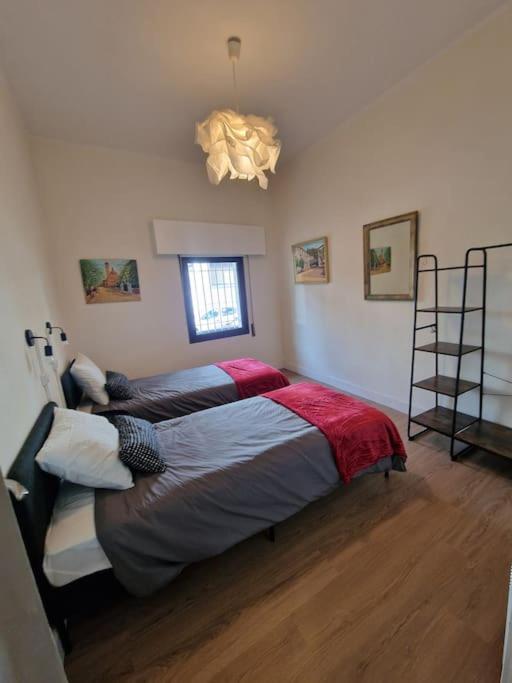 une chambre avec deux lits dans une pièce dans l'établissement Apartamento en Arrigunaga, à Getxo