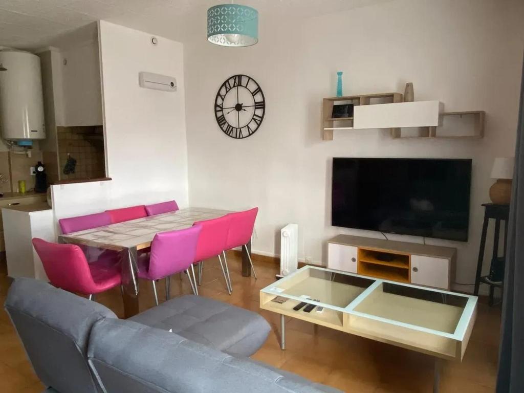 TV a/nebo společenská místnost v ubytování Appartement spacieux à Lézignan-Corbières de 75 m²