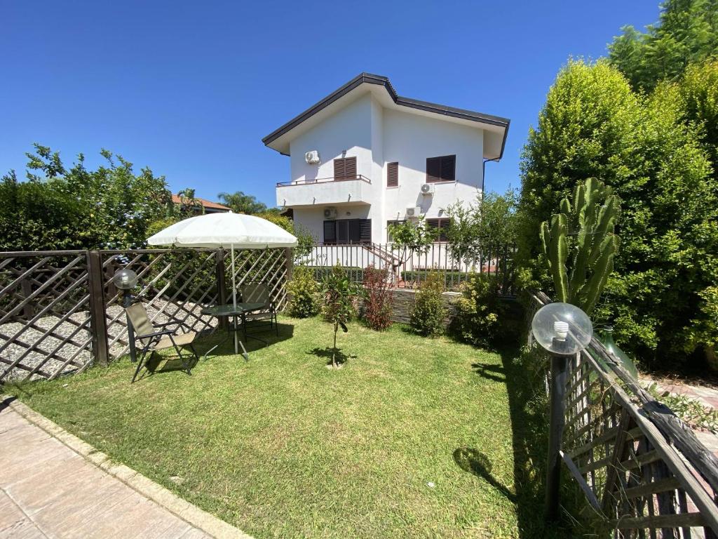 a view of a house from the garden at Isca Dreams T6 in Isca sullo Ionio