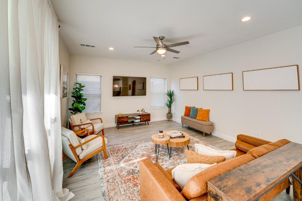 ダラスにあるHike and Explore Home 10 Mi to Dtwn Dallas!のソファとテーブルのあるリビングルーム