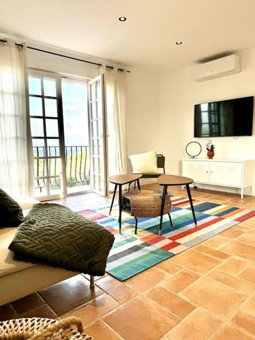 ポルト・ヴェッキオにあるAppartement Vue Mer Porto-Vecchioのソファとテーブルのあるリビングルーム